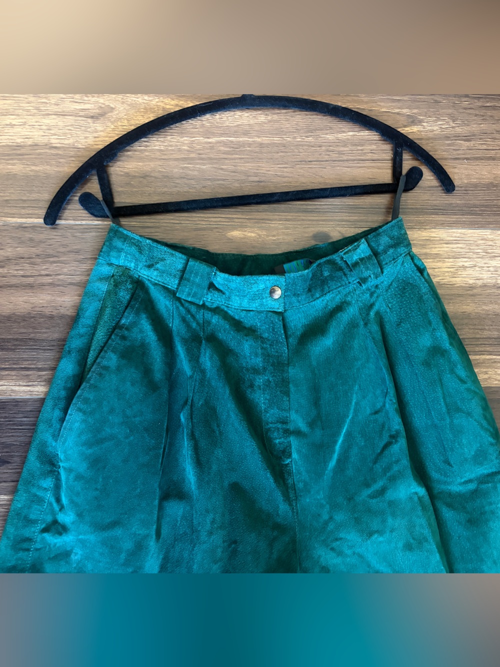 Vintage High-Waist Green leather Women’s Shorts - Picture 6 of 13